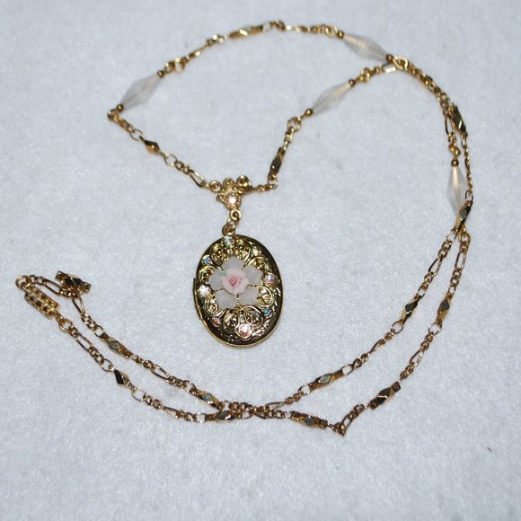 Gorgeous Floral Locket on Super Feminine Chain - Picture 4 of 8
